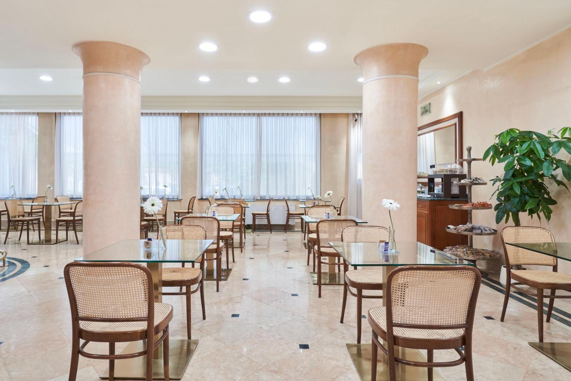 Cyrano Hotel